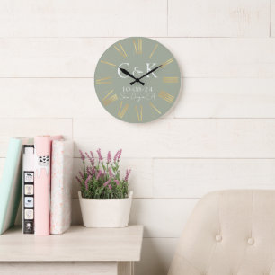 Reloj Redondo Grande Iniciales de Monograma Verde Salvia Boda