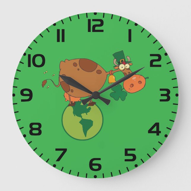 Reloj Redondo Grande Irish Leprechaun Cow Standing on Planet Earth (Anverso)
