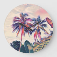 Jardín tropical, palmeras al atardecer.