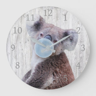 Reloj Redondo Grande Koala Soplando Chicle Azul Textura de Madera  