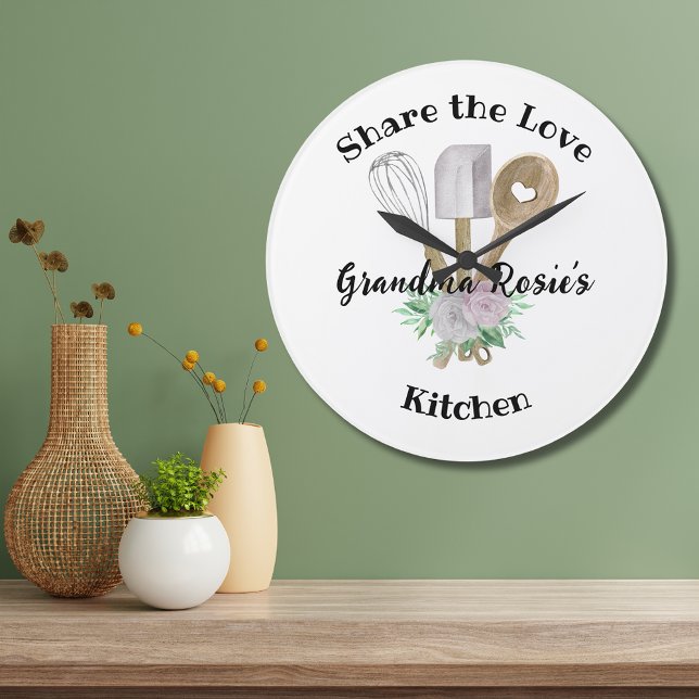 Reloj Redondo Grande La cocina de la abuela | Compartir amor personaliz (Add Grandma's name to this Share the Love of Grandma's Cooking round clock with watercolor utensils.)