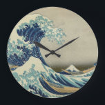 Reloj Redondo Grande La gran onda de Kanagawa<br><div class="desc">La gran onda de Kanagawa (literalmente: "Debajo de una onda de Kanagawa"),  parte de la serie treinta y seis vistas del monte Fuji,  no. 21.  Primera publicación: entre 1826 y 1833. Impresión del woodblock del color.</div>