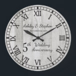 Reloj Redondo Grande La madera rústica mira el quinto aniversario del B<br><div class="desc">El regalo clásico para el quinto aniversario es la madera. Con eso en mente hemos creado este diseño rústico de imitación de la madera moderna del quinto aniversario con números romanos, sus nombres y fecha boda. Diseño compuesto por Holiday Hearts Designs (derechos reservados). Si tiene alguna pregunta o necesita ayuda...</div>