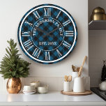 Reloj Redondo Grande La Marina Y El Búfalo Negro Tocaban Numérico Roman<br><div class="desc">Añada un toque rústico a su casa con nuestro reloj romano rústico de numero romano y búfalo negro. Este impresionante reloj presenta un clásico patrón de manchas búfalas en azul marino y negro, complementado con audaces números romanos para un aspecto atemporal. Perfecto para una acogedora sala de estar, cocina o...</div>