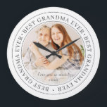 Reloj Redondo Grande La mejor abuela jamás moderna foto clásica<br><div class="desc">Este diseño simple y clásico está compuesto por tipografía de suero y añadir una foto personalizado. La "Mejor Abuela de la Historia" hace circular la foto de su abuela,  gramma,  abuela,  abuela,  abuela,  abuela,  mee-maw,  lola,  etc</div>