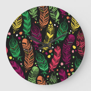Reloj Redondo Grande Las plumas étnicas sin foco, un patrón vibrante.