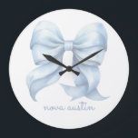 Reloj Redondo Grande Lazo Azul de Moda Personalizado con Nombre y Monog<br><div class="desc">Agrega un toque de elegancia atemporal a tu decoración con el Reloj Grande Personalizado con Monograma de Nombre y Lazo Azul Moderno. Con un delicado lazo coquette preppy en un estilo de acuarela suave, este reloj combina sin esfuerzo el encanto vintage con la estética moderna. Su atractivo decorativo grandmillennial lo...</div>