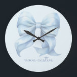 Reloj Redondo Grande Lazo Azul Moderno Personalizado Con Nombre Monogra<br><div class="desc">Eleva la decoración de tu hogar o oficina con el Reloj Grande Personalizado con Monograma de Nombre y Lazo Azul Moderno, una fusión perfecta de estilo y función. El lazo coqueto y elegante del reloj, realizado en suaves tonos de acuarela, aporta un toque estético vintage y femenino a cualquier espacio....</div>