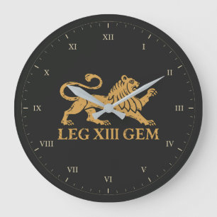 Reloj Redondo Grande Legio XIII Gemina León Ocre y Números Romanos