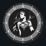 Reloj Redondo Grande Liga de la Justicia | Wonwoman Noir Pop Art<br><div class="desc">Echa un vistazo a este dibujo estilizado en blanco y negro de la Mujer Maravilla de la Liga de la Justicia. Este original arte pop inspirado tiene un manto de color rojo para su lápiz de labios.</div>