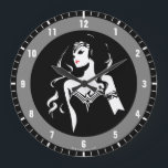 Reloj Redondo Grande Liga de la Justicia | Wonwoman Noir Pop Art<br><div class="desc">Echa un vistazo a este dibujo estilizado en blanco y negro de la Mujer Maravilla de la Liga de la Justicia. Este original arte pop inspirado tiene un manto de color rojo para su lápiz de labios.</div>