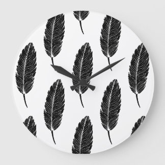 Reloj Redondo Grande Linocut de plumas rusticas en blanco y negro