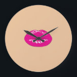 Reloj Redondo Grande Lips Girly Trendy, Kiss<br><div class="desc">Esta imagen muestra los labios sobre fondo crema. ...  A cualquier chica le encantaría tener este diseño elegante.Si su arte todavía necesita ser ajustado,  haga clic en el Personalizar Este botón. Esto te llevará a un área de diseño donde podrás moverte e incluso cambiar fuentes.</div>
