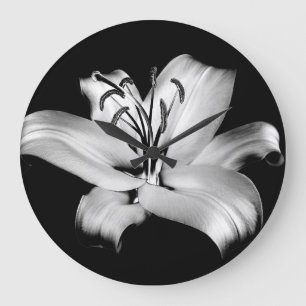 Reloj Redondo Grande Lirio plateado: Elegancia floral monocroma.