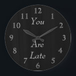 Reloj Redondo Grande Llegas Tarde<br><div class="desc">Este es un Bella Artes Dean Johnson de fondo negro con números de plata y "llegas tarde" y son personalizable.  El color de los números es cambiable. Gracias por apoyar mi tienda Zazzle.</div>