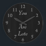 Reloj Redondo Grande Llegas Tarde<br><div class="desc">Este es un Bella Artes Dean Johnson de fondo negro con números de plata y "llegas tarde" y son personalizable.  El color de los números es cambiable. Gracias por apoyar mi tienda Zazzle.</div>