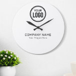 Reloj Redondo Grande Logotipo Y Lema De La Compañía personalizado Con P<br><div class="desc">Personalice un reloj con esta plantilla simple y minimalista y promueva su empresa o negocio para aumentar los clientes potenciales y generar más ventas. Añade tus detalles, todo el estilo de texto, colores, tamaños se pueden modificar para adaptarlos a tus necesidades. Si necesita ayuda o elementos coincidentes, póngase en contacto...</div>