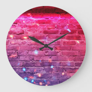 Reloj Redondo Grande Luz de neón: pared de ladrillo vacío.