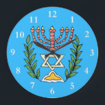 Reloj Redondo Grande Magen persa David Menorah<br><div class="desc">Esta imagen fue adaptada de una antigua teja judía persa y cuenta con una menorah con un Magen David (Estrella de David) enmarcado por ramas de olivo.  Se han conservado las imperfecciones de la imagen original pintada a mano.</div>
