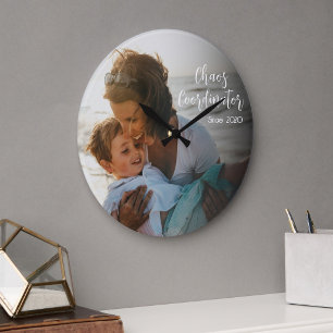 Reloj Redondo Grande Mamá Coordinadora del Caos Año Personalizado