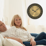 Reloj Redondo Grande Mandala de oro en el 50° aniversario de los Bodas<br><div class="desc">Círculo dorado ornamentado de mandala sobre fondo negro,  personalizable de oro boda Aniversario. Celebrando 50 años de feliz recuerdos personalizable texto.</div>