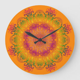 Reloj Redondo Grande Mandala floral étnica sobre antecedentes naranjas.