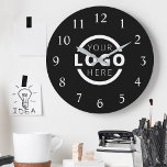 Reloj Redondo Grande Marca promocional del logotipo de la empresa perso<br><div class="desc">Añada el logotipo corporativo de su empresa personalizado para crear un reloj de pared único. Hace un gran regalo promocional o regalo corporativo para clientes,  vendedores,  empleados u otras personas especiales. Elija entre diferentes formas y tamaños de reloj. No hay cantidad mínima,  no hay cargos de instalación.</div>