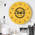 Reloj Redondo Grande Marca promocional del logotipo de la empresa perso<br><div class="desc">Añada el logotipo corporativo de su empresa personalizado para crear un reloj de pared único. Hace un gran regalo promocional o regalo corporativo para clientes,  vendedores,  empleados u otras personas especiales. Elija entre diferentes formas y tamaños de reloj. No hay cantidad mínima,  no hay cargos de instalación.</div>