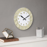 Reloj Redondo Grande Marcadores de oro de la clave griega blanca del or<br><div class="desc">Borde de la llave griega blanca del oro del Art-Deco,  reloj de pared de los marcadores de oro Un clásico arte deco borde de oro sobre un fondo blanco. Los marcadores numéricos también están en oro.</div>