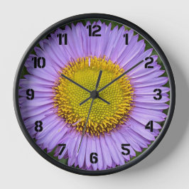 Reloj Redondo Grande Margarita Fleabane Púrpura con Numerales Negros Fl