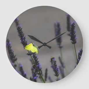 Reloj Redondo Grande Mariposa Amarilla sobre Lavanda Púrpura Foto Macro