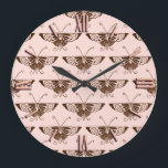 Reloj Redondo Grande Mariposa estilizada Art Deco - chocolate y melocot<br><div class="desc">Reproducción de un estilizado diseño Art Déco de papel tapiz de mariposa - Marrón chocolate oscuro sobre un fondo rosa melocotón suave</div>