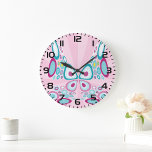 Reloj Redondo Grande Mariposa Retro Resumen Arte Pop<br><div class="desc">Añade un toque de elegancia y capricho a tu espacio con este encantador reloj, con una mariposa abstracta que fluye grácilmente a través de un suave fondo rosado. El diseño delicado e intrincado capta la esencia de la belleza y la serenidad, lo que lo convierte en una adición perfecta a...</div>
