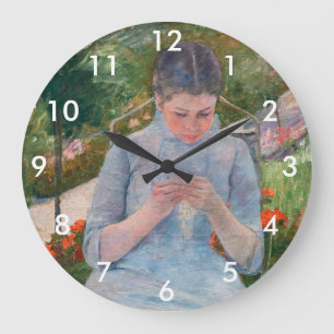 Reloj Redondo Grande Mary Cassatt - Niña cosiendo en un jardín