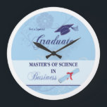Reloj Redondo Grande Master of Science en Business Blue con Swirl<br><div class="desc">El azul claro con los remolinos refleja la celebración mientras felicitas al joven por su graduación con un máster si la ciencia en los negocios. Este reloj de pared será la adición perfecta a su casa!</div>