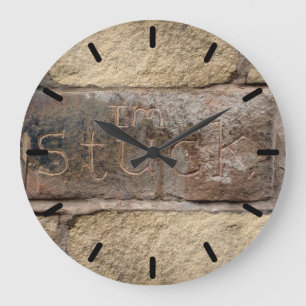 Reloj Redondo Grande "Me pegan" otro ladrillo en la pared