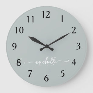 Reloj Redondo Grande Minimalista Guion de Firma Monograma Verde Salvia