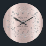 Reloj Redondo Grande Moda Diamantes Confetti Rosa Aniversario de Oro<br><div class="desc">Elegantes diamantes plateados sobre fondo dorado rosa.</div>