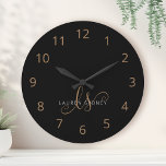 Reloj Redondo Grande Modern Black Gold Feminine Script Monogrammed<br><div class="desc">Modern Black Gold Feminine Script Monogrammed Large Clock. Easily personalize this modern elegant large clock with your custom monogram and name.</div>