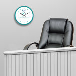 Reloj Redondo Grande Moderna oficina de dentista Editable en la Sala de<br><div class="desc">Edite este reloj de decoración de pared de oficina para dentistas creado con un moderno logotipo de dientes de oficina para Dentista que puede dejar en su lugar o reemplazar y el texto que puede editar con el nombre del profesional dental, el nombre de su servicio de odontología o un...</div>