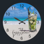 Reloj Redondo Grande Mojito Cocktail Beach Happy Place<br><div class="desc">Este diseño puede ser personalizado en el área proporcionada cambiando la foto y/o el texto. O puede personalizarse haciendo clic en Personalizar esta plantilla y, a continuación, eligiendo la opción de hacer clic en el personalizar y eliminando o cambiando el color del fondo, agregando texto, cambiando el color o estilo...</div>