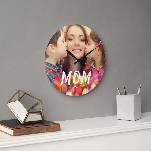 Reloj Redondo Grande Mom Established Modern White Bold Font Photo (Oficina)