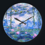 Reloj Redondo Grande Monet Pink Water Lilies<br><div class="desc">Un reloj de pared acrílico con nenúfares de agua rosada Monet que flotan en un estanque azul tranquilo con colchonetas de lirios. Un gran regalo de Monet para los amantes del impresionismo y del arte francés. Impresionismo natural sereno con flores y paisajes pintorescos de estanques.</div>