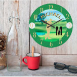 Reloj Redondo Grande Monograma 3D del Campo de Golf Golfer<br><div class="desc">Reloj de pared de un personalizado único amante del golf - hecho con gusto - listo para correr el campo - escénico - golfista en acción - y personalizado también con un monograma personalizado de dos tonos y su nombre. Este es un gran regalo para todos los amantes del golf...</div>
