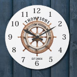 Reloj Redondo Grande Monograma de diseño de rueda náutica náutica<br><div class="desc">Monograma Diseño de Ruedas Náuticas Marinas Monograma Gran Reloj Personalizado Nombre de Familia o Monograma y año de diseño Monograma Diseño de Ruedas Náuticas Náuticas Grande Reloj de diseño de estilo náutico moderno con cara de reloj numérico árabe en un diseño de fondo de rueda de barco. Regalo perfecto para...</div>