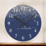Reloj Redondo Grande Monograma de esparkle Purpurina azul de la marina<br><div class="desc">Reloj de nombres de monograma de escritura cepillado por Purpurina de espuma azul y plateado de la Marina. Esto hace que el dulce perfecto cumpleaños 16, boda, ducha de novia, aniversario, ducha de bebé o fiesta de soltera sea regalo para alguien que ama el lujo glam y los estilos de...</div>