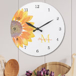 Reloj Redondo Grande Monograma de girasol<br><div class="desc">Este alegre reloj de pared está decorado con un girasol color amarillo acuático y un monograma en una tipografía elegante. Es fácil de personalizable y es un gran regalo para los amantes de los girasoles. Acuarela original © Michele Davies.</div>