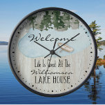 Reloj Redondo Grande Monograma de la familia Lake House<br><div class="desc">La vida es grandiosa en el Lake House. Nombre monogramado. Divertida bienvenida para sus invitados. Escenario acuático con árboles,  lago y barco.</div>