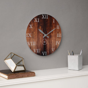Reloj Redondo Grande Monograma de números romanos de madera oscura rúst