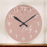 Reloj Redondo Grande Monograma de Purpurina rosa de Rubor Girly Rosa Go<br><div class="desc">Girly Rosa Oro Rubor Purpurina De Espuma Rosada Cepillado Script Monograma Reloj de Nombre. Esto hace que el dulce perfecto cumpleaños 16,  boda,  ducha de novia,  aniversario,  ducha de bebé o fiesta de soltera sea regalo para alguien que ama el lujo glam y los estilos de moda.</div>